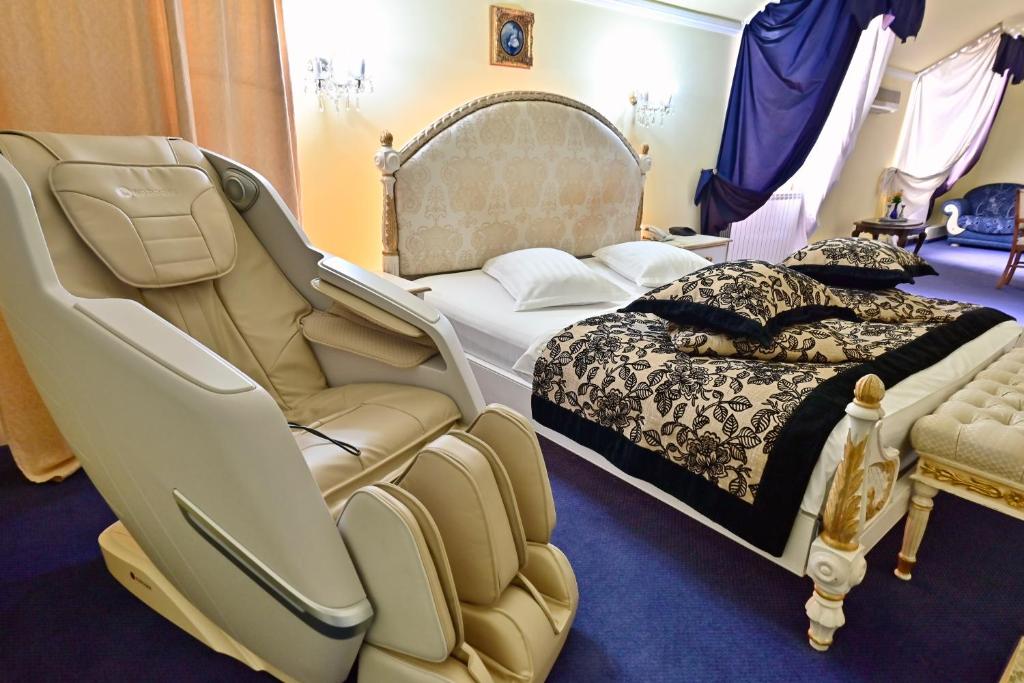 ein Hotelzimmer mit einem Bett und einem Sofa in der Unterkunft Villa Venus in Deva