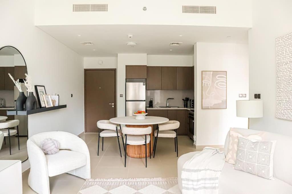 Kuchyň nebo kuchyňský kout v ubytování HiGuests - Luxury Living One Bedroom in Downtown Dubai