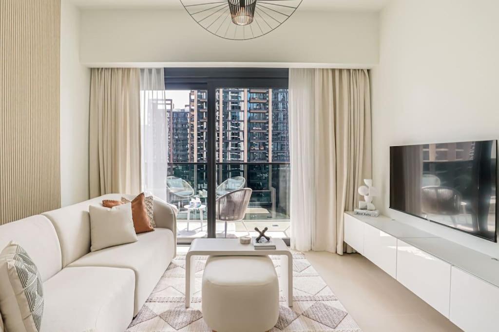 TV a/nebo společenská místnost v ubytování HiGuests - Luxury Living One Bedroom in Downtown Dubai