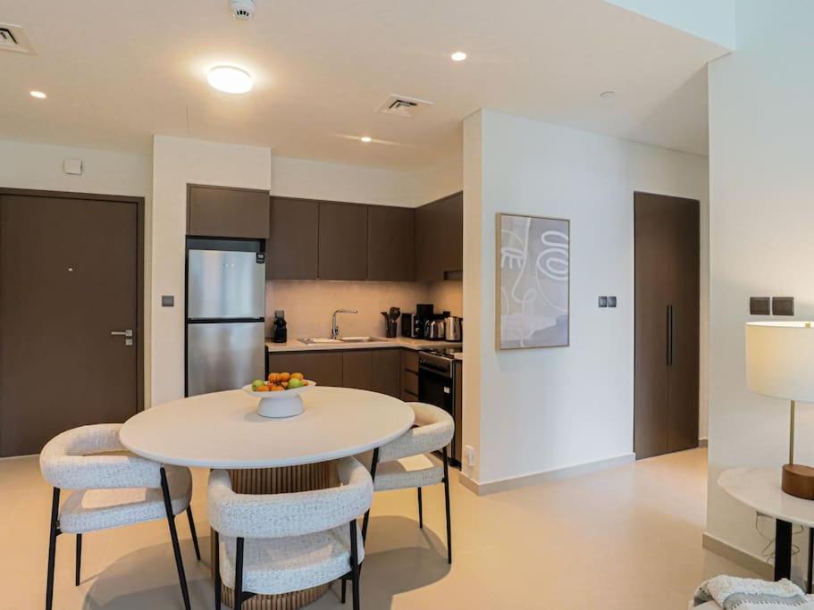 Kuchyň nebo kuchyňský kout v ubytování HiGuests - Luxury Living One Bedroom in Downtown Dubai