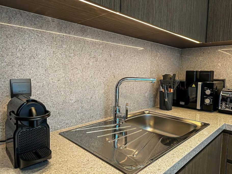 Kuchyň nebo kuchyňský kout v ubytování HiGuests - Luxury Living One Bedroom in Downtown Dubai