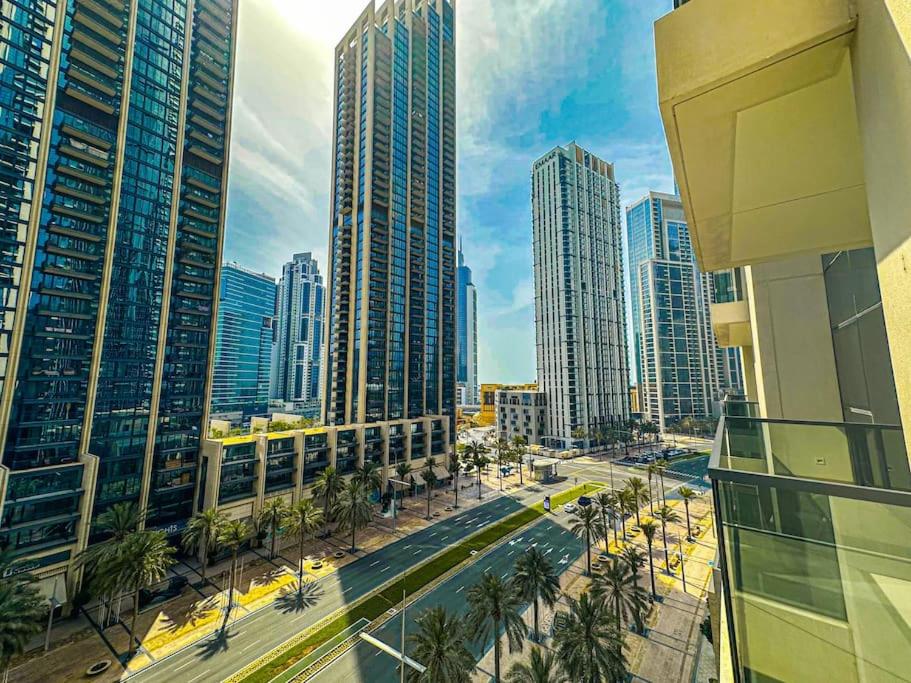 Nespecifikovaný výhled na destinaci Dubaj nebo výhled na město při pohledu z apartmánu