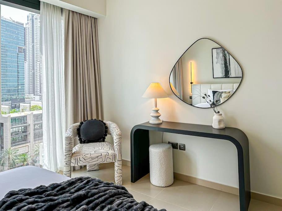 Postel nebo postele na pokoji v ubytování HiGuests - Luxury Living One Bedroom in Downtown Dubai