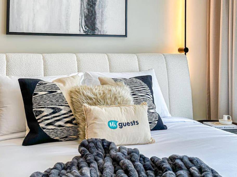 Postel nebo postele na pokoji v ubytování HiGuests - Luxury Living One Bedroom in Downtown Dubai
