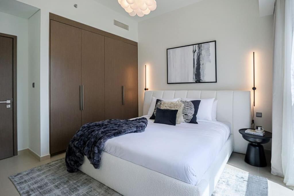 Postel nebo postele na pokoji v ubytování HiGuests - Luxury Living One Bedroom in Downtown Dubai