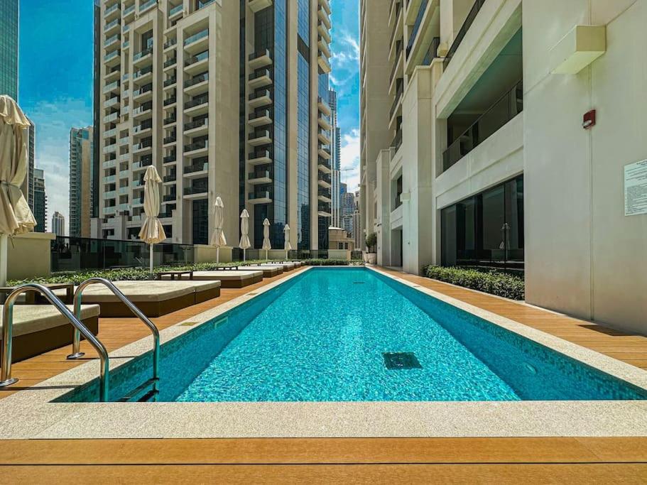 Bazén v ubytování HiGuests - Luxury Living One Bedroom in Downtown Dubai nebo v jeho okolí