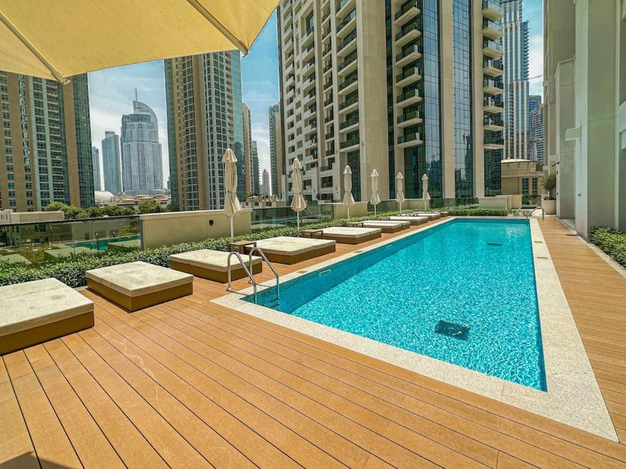 Bazén v ubytování HiGuests - Luxury Living One Bedroom in Downtown Dubai nebo v jeho okolí