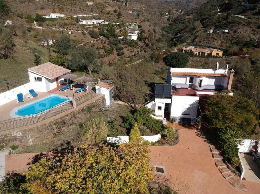 una vista aérea de una casa con piscina en VILLA PALMERA, en Arenas