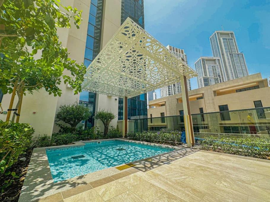Bazén v ubytování HiGuests - Luxury Living One Bedroom in Downtown Dubai nebo v jeho okolí