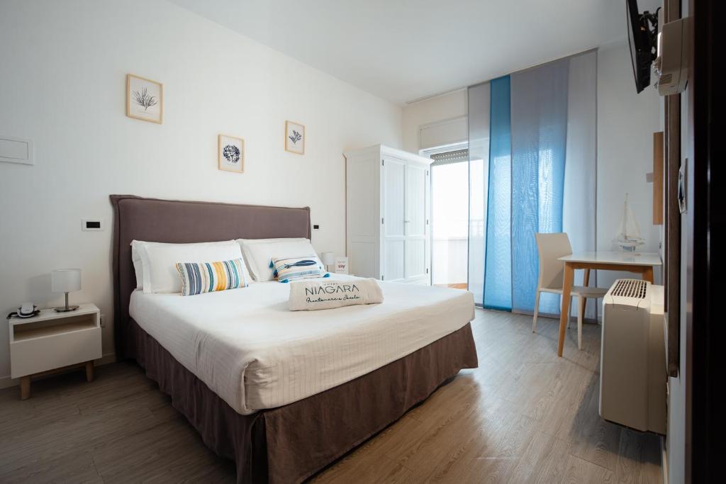 Postel nebo postele na pokoji v ubytování Hotel Niagara