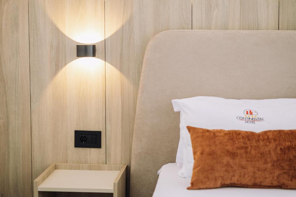 Postel nebo postele na pokoji v ubytování Continental Hotel
