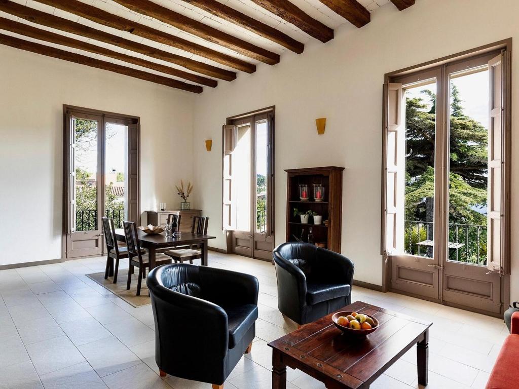 sala de estar con mesa y sillas en La Torre Apartment with 3 balconies, en La Torre de Claramunt