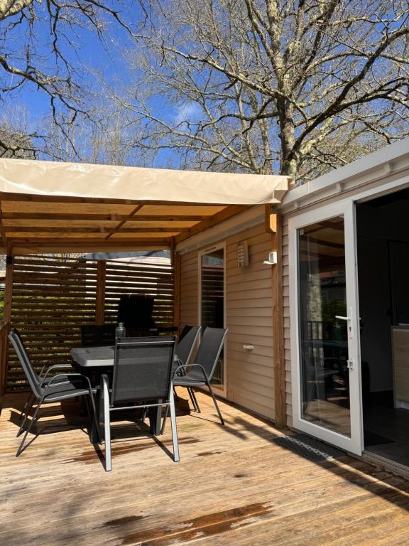 Patio alebo iná vonkajšia časť ubytovania Mobil Home du Lac - Camping 4 Étoiles