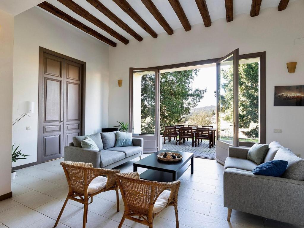 Winery apartment for two with private terrace في La Torre de Claramunt: غرفة معيشة مع كنبتين وطاولة