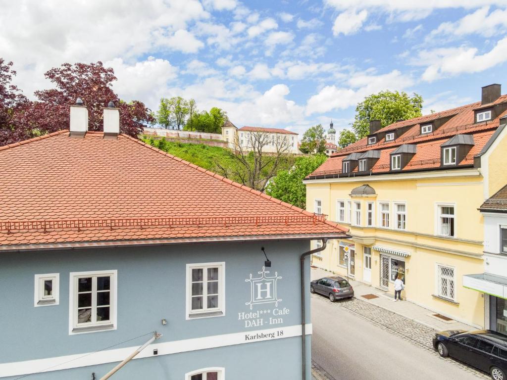 Blick auf eine Straße in einer Stadt mit Gebäuden in der Unterkunft Hotel DAH-Inn in Dachau