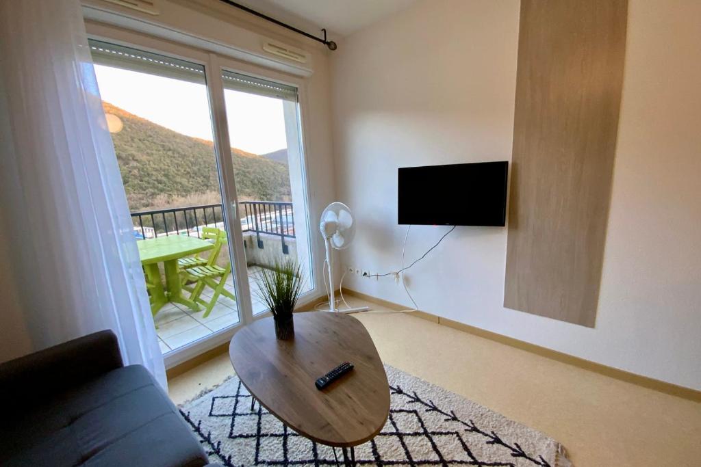 En tv och/eller ett underh&aring;llningssystem p&aring; G36 Les Na&iuml;ades- 2 bedrooms for 5 people !