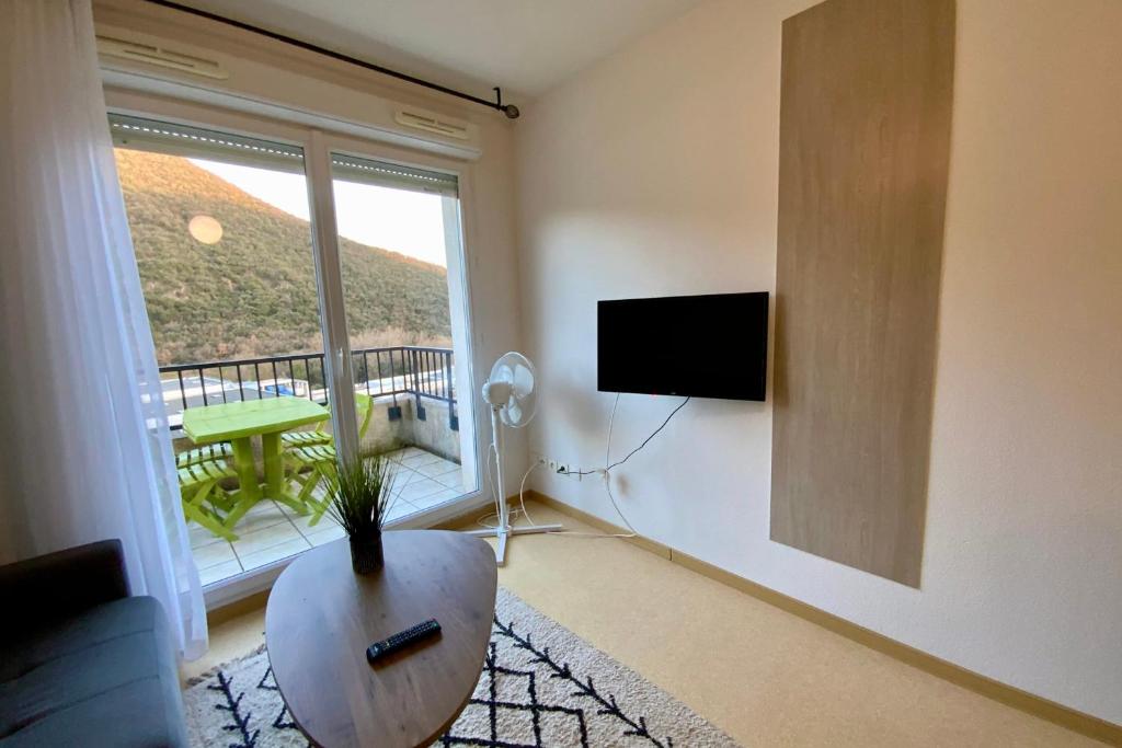 En tv och/eller ett underh&aring;llningssystem p&aring; G36 Les Na&iuml;ades- 2 bedrooms for 5 people !
