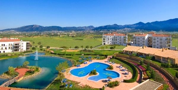 vista aerea su una piscina in un resort di Sol Andalusi ad Alhaurín de la Torre