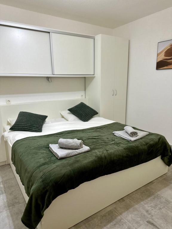 Postel nebo postele na pokoji v ubytování Apartament Sunny Mimice z widokiem na morze