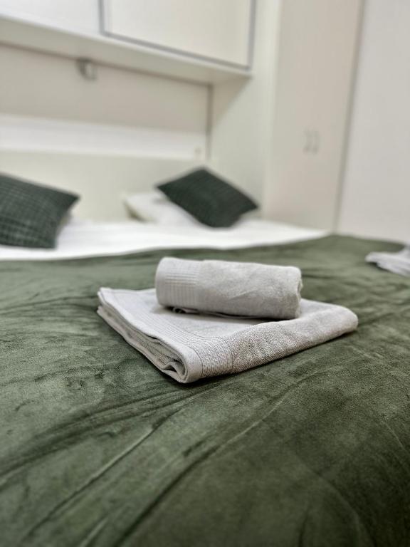 Postel nebo postele na pokoji v ubytování Apartament Sunny Mimice z widokiem na morze