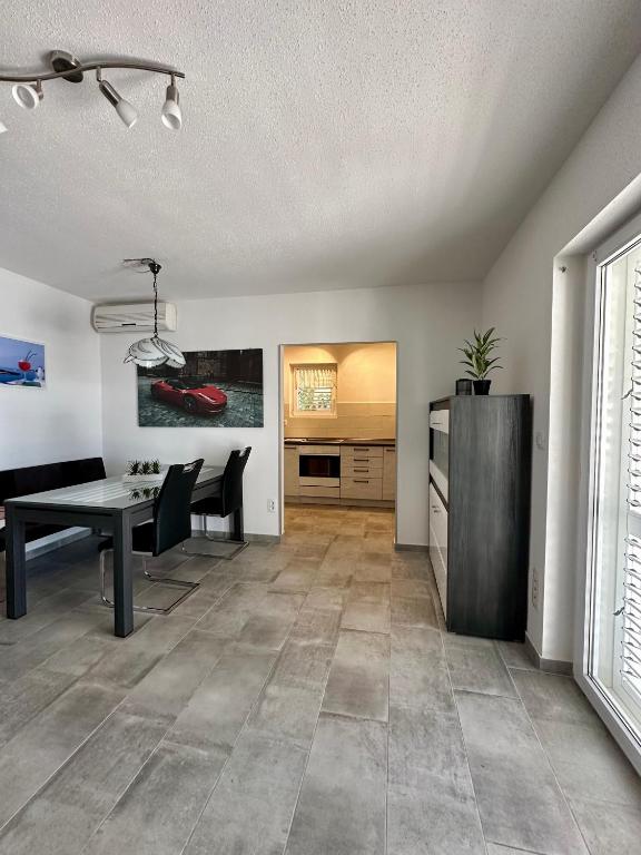 TV a/nebo společenská místnost v ubytování Apartament Sunny Mimice z widokiem na morze
