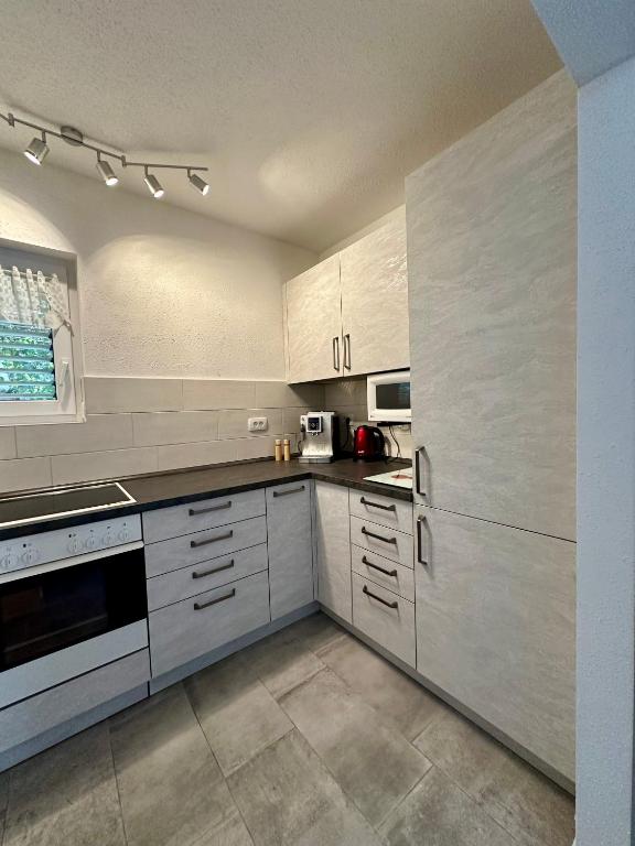 Kuchyň nebo kuchyňský kout v ubytování Apartament Sunny Mimice z widokiem na morze