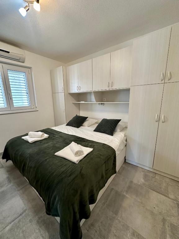 Postel nebo postele na pokoji v ubytování Apartament Sunny Mimice z widokiem na morze
