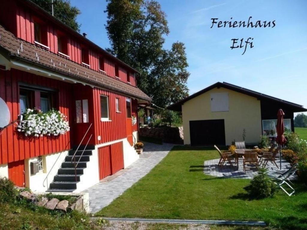 uma casa com paredes vermelhas e brancas e um quintal em Ferienhaus für 3 Personen 1 Kind ca 85 qm in Eisenbach, Schwarzwald Naturpark Südschwarzwald em Oberbränd