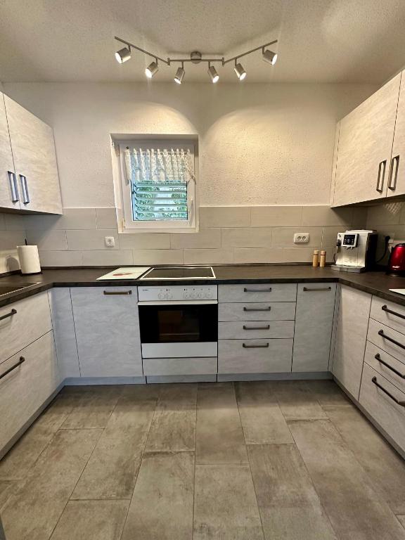 Kuchyň nebo kuchyňský kout v ubytování Apartament Sunny Mimice z widokiem na morze