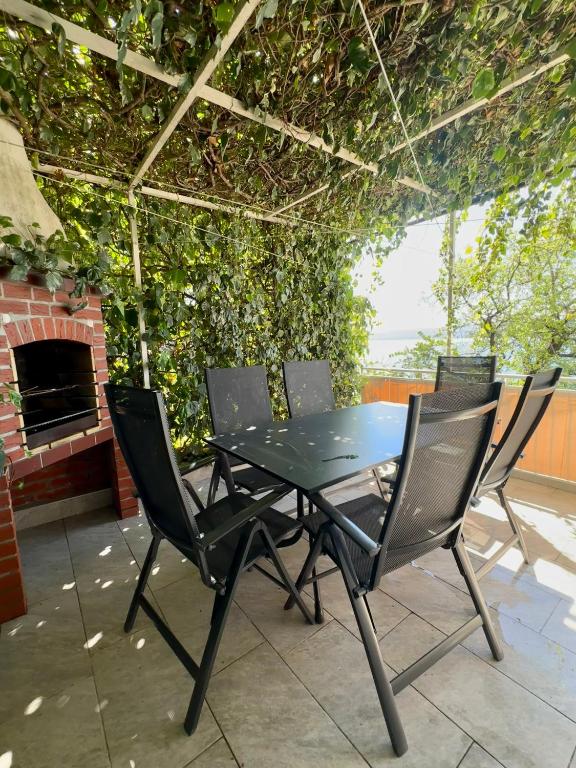 Patio nebo venkovní prostory v ubytování Apartament Sunny Mimice z widokiem na morze
