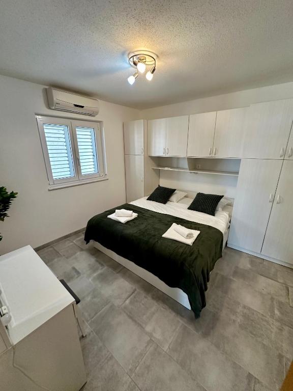 Postel nebo postele na pokoji v ubytování Apartament Sunny Mimice z widokiem na morze