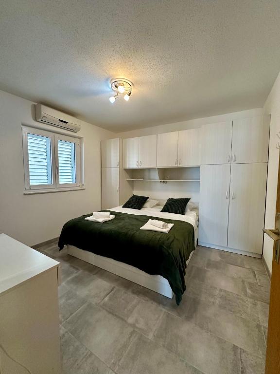 Postel nebo postele na pokoji v ubytování Apartament Sunny Mimice z widokiem na morze