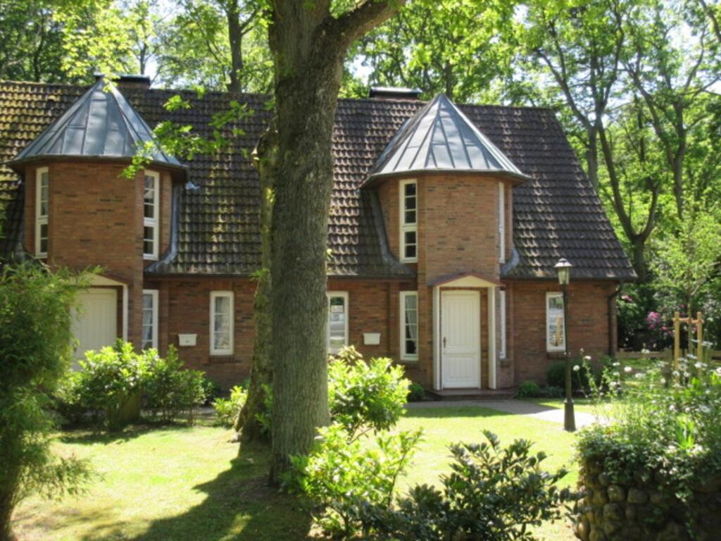 ein Backsteinhaus mit einem Gameradach in der Unterkunft Ferienwohnung Kurparkhaus 19c Wyk in Wyk auf Föhr