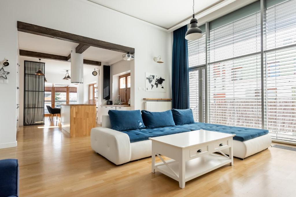sala de estar con sofá y mesa en Sky Garden Premium Penthouse, en Varsovia