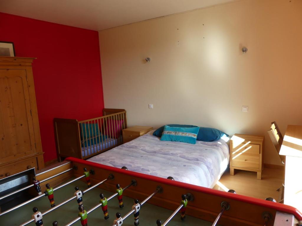 VIC-de-CHASSENAY : غرفة نوم بسرير وسرير أطفال في غرفة