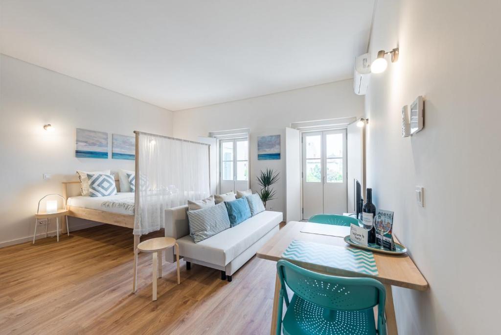 Khu vực ghế ngồi tại GuestReady - Bay Watch