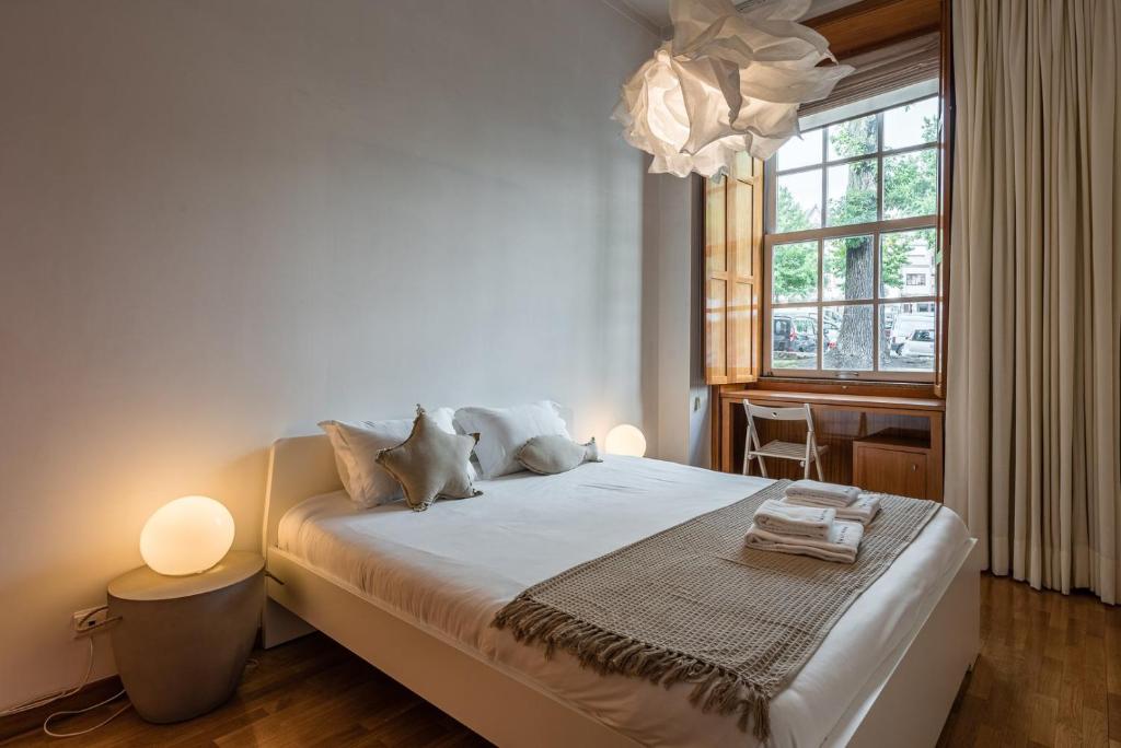- une chambre avec un lit avec deux animaux rembourrés dans l'établissement GuestReady - City Blossom, à Porto