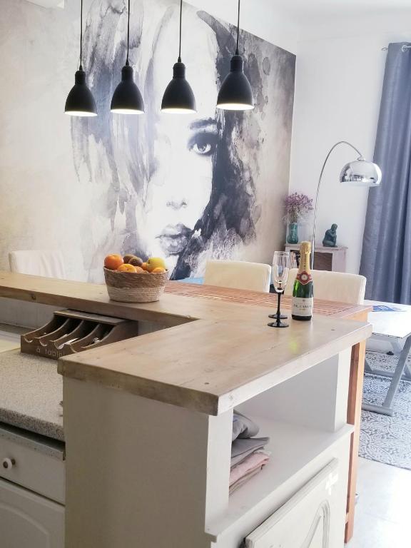 - une cuisine avec îlot de cuisine et comptoir en bois dans l'établissement Happydays Cannes spacieux duplex-garage, à Cannes