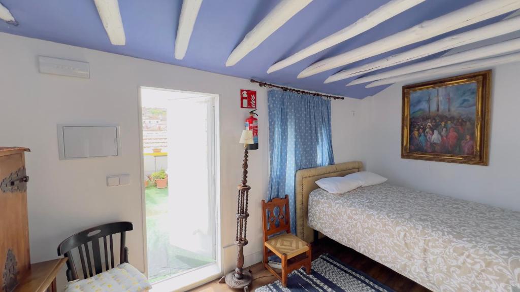 een slaapkamer met een bed en een raam bij APCH V7 Torreón in Chinchón