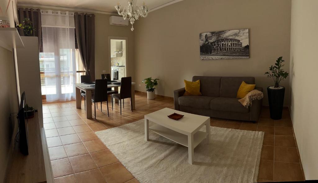 uma sala de estar com um sofá e uma mesa em Collina Fleming 32 em Roma