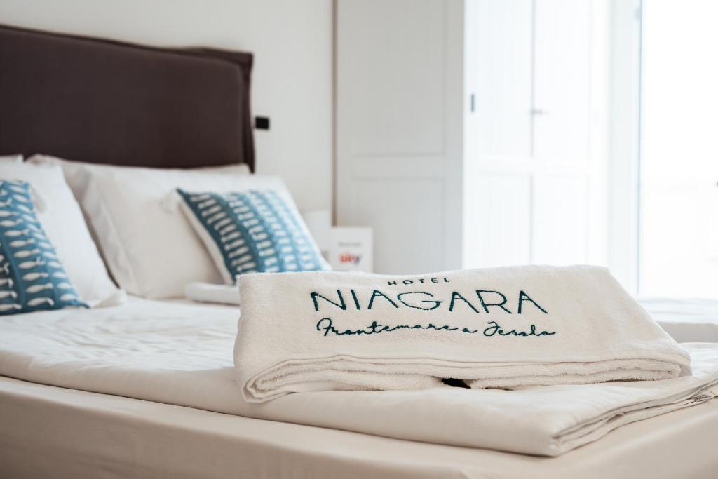 Postel nebo postele na pokoji v ubytování Hotel Niagara