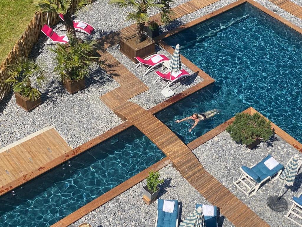 an overhead view of a pool with tables and chairs at Hôtel Le Labrador 1971 in Les Gets