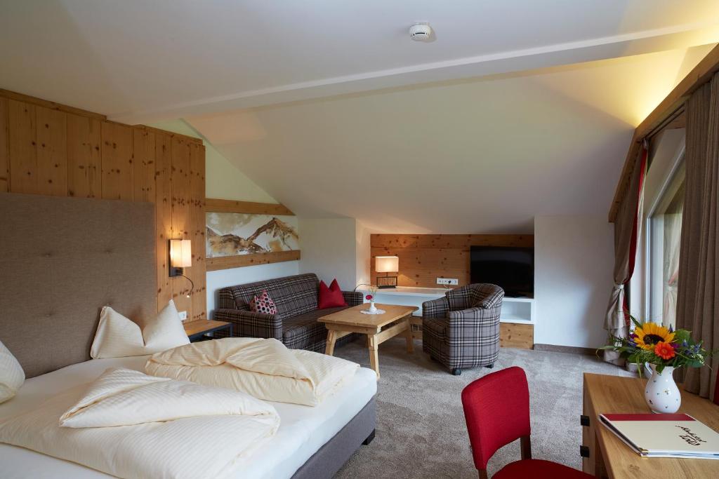 Posezení v ubytování Almhotel Told