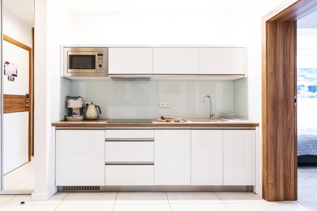 Kuchyňa alebo kuchynka v ubytovaní Apartamenty & Spa Stara Polana