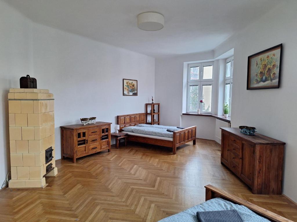ein Wohnzimmer mit Holzböden und weißen Wänden in der Unterkunft Apartmán Sarlot (13) in Bratislava