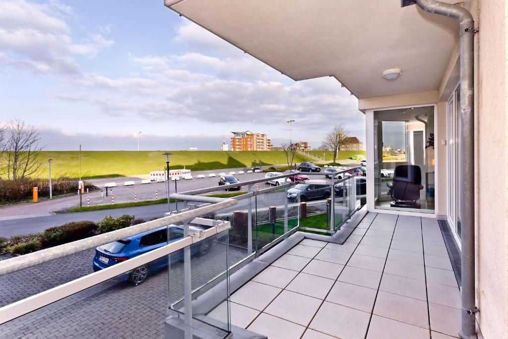 庫克斯港的住宿－Am Seedeich 14, AS1，阳台享有停车场的景致。