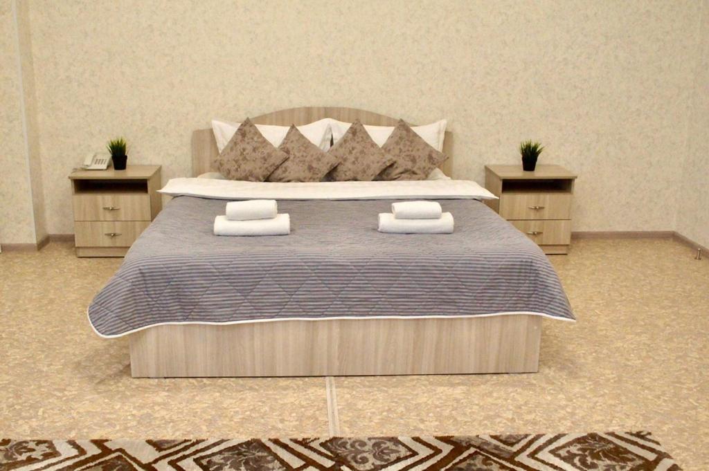 En eller flere senge i et værelse på гостиница Павлодар