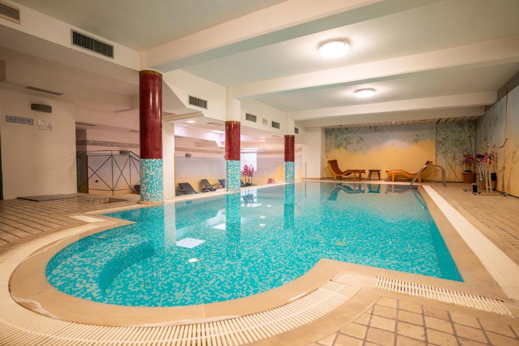 Bazén v ubytování Hotel Galvani nebo v jeho okolí