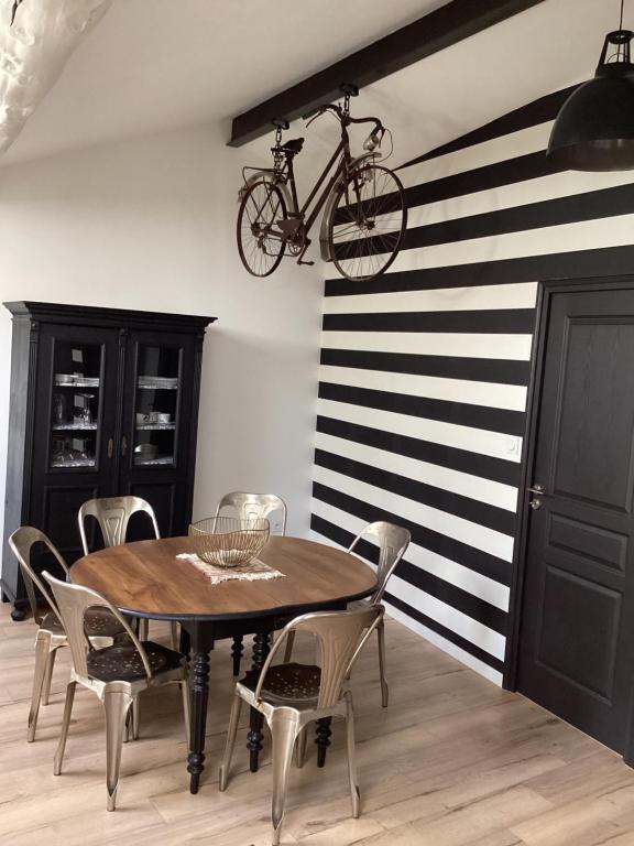 une salle à manger avec une table et un vélo sur le mur dans l'établissement Le ventoux 1912, à Bédoin