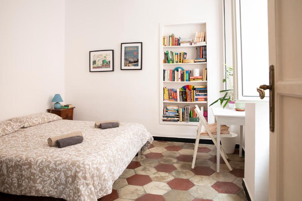 - une chambre avec un lit, un bureau et une étagère dans l'établissement Vegetti #19, à Gênes